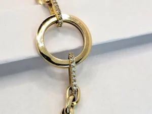 изискана златна гривна от 14 к злато е съвършената комбинация от модерен дизайн и класическа елегантност.