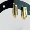 Елегантни златни обеци италианска изработка с бели камъни и удобно английско закопчаване. Стилен дизайн и високо качество – перфектният аксесоар за всяка дама!