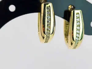 Елегантни златни обеци италианска изработка с бели камъни и удобно английско закопчаване. Стилен дизайн и високо качество – перфектният аксесоар за всяка дама!