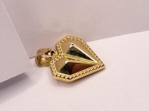 бутиков златен медалион във формата на сърце изработен от 14 карата злато спрецизност и внимание към детайла. Перфектен аксесоар със символично значение