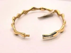 изискана твърда златна гривна от 14 к злато с акцент вълнеобразен плавен дизайн супер полирана за повече блясък