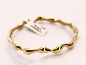 изискана твърда златна гривна от 14 к злато с акцент вълнеобразен плавен дизайн супер полирана за повече блясък