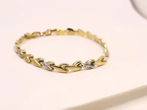 изискана полу-твърда златна гривна от 14 к злато с акцент геометрични елементи .Удобна за всеки ден и за специални случаи . Злато проба 585