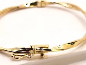 изискана твърда златна гривна от 14 к злато с акцент спираловиден дизайн .Удобна за всеки ден и за специални случаи . Злато проба 585