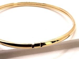 изискана  златна гривна от 14 к злато изчистен минималистичен дизайн .Гривната се отваря и има скрит механизъм за заключване . Злато проба 585