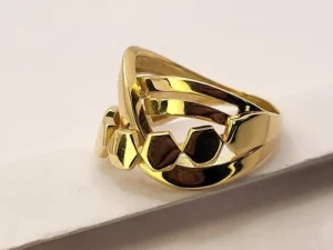 луксозен пръстен с италиански бутиков .Изискан ултрамодерен стил и неповторима елегантност! Голям размер 59 .Злато 14 карата