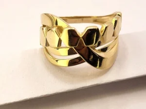 луксозен пръстен с италиански бутиков .Изискан ултрамодерен стил и неповторима елегантност! Голям размер 59 .Злато 14 карата