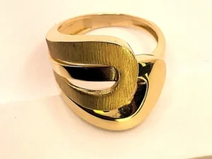 Златен луксозен пръстен с италиански бутиков  дизайн с плавни линии  .Изискан ултрамодерен  стил и неповторима елегантност! Проба 585  .14 карата Проба 585 злато