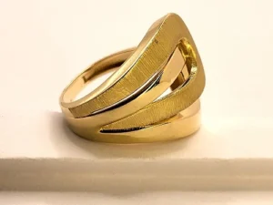 Златен луксозен пръстен с италиански бутиков  дизайн с плавни линии  .Изискан ултрамодерен  стил и неповторима елегантност! Проба 585  .14 карата Проба 585 злато