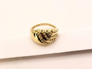 Златен луксозен пръстен с италиански бутиков  дизайн с плавни линии  .Изискан ултрамодерен  стил и неповторима елегантност! Проба 585 / 14 карата