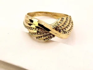 луксозен пръстен с италиански бутиков .Изискан ултрамодерен стил и неповторима елегантност! Голям размер 60 .Злато 14 карата