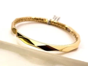 изискана твърда златна гривна от 14 к злато с панта за отваряне .Удобна за всеки ден и за специални случаи . Злато проба 585