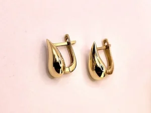 Елегантни златни обеци капка 14K с английско закопчаване.