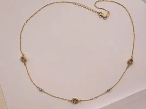 Нежното златно колие е създадено за жени, които ценят фините детайли и минималистичния стил